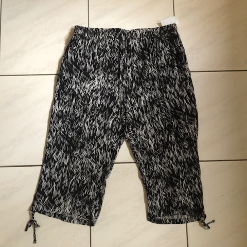 Lightweight capri Pants. Rayon. NWT. Size: 2X